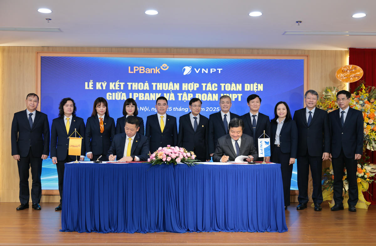 Ông Vũ Quốc Khánh, Tổng Giám đốc LPBank (trái) và ông Huỳnh Quang Liêm, Thành viên HĐTV kiêm Tổng Giám đốc Tập đoàn VNPT (phải) ký kết thoả thuận hợp tác toàn diện dưới sự chứng kiến của đại diện lãnh đạo hai bên.