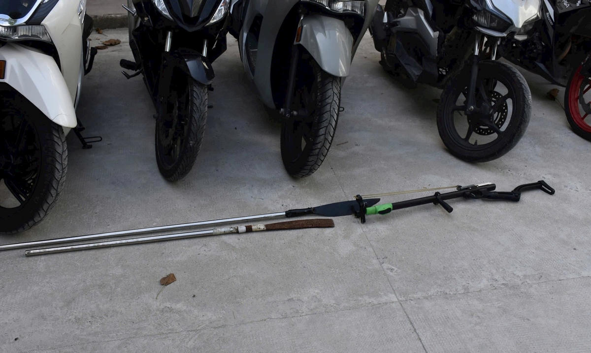 Tang vật do công an thu giữ nhóm
thanh niên mang theo gây rối trên đường 2/9. Ảnh: CV.