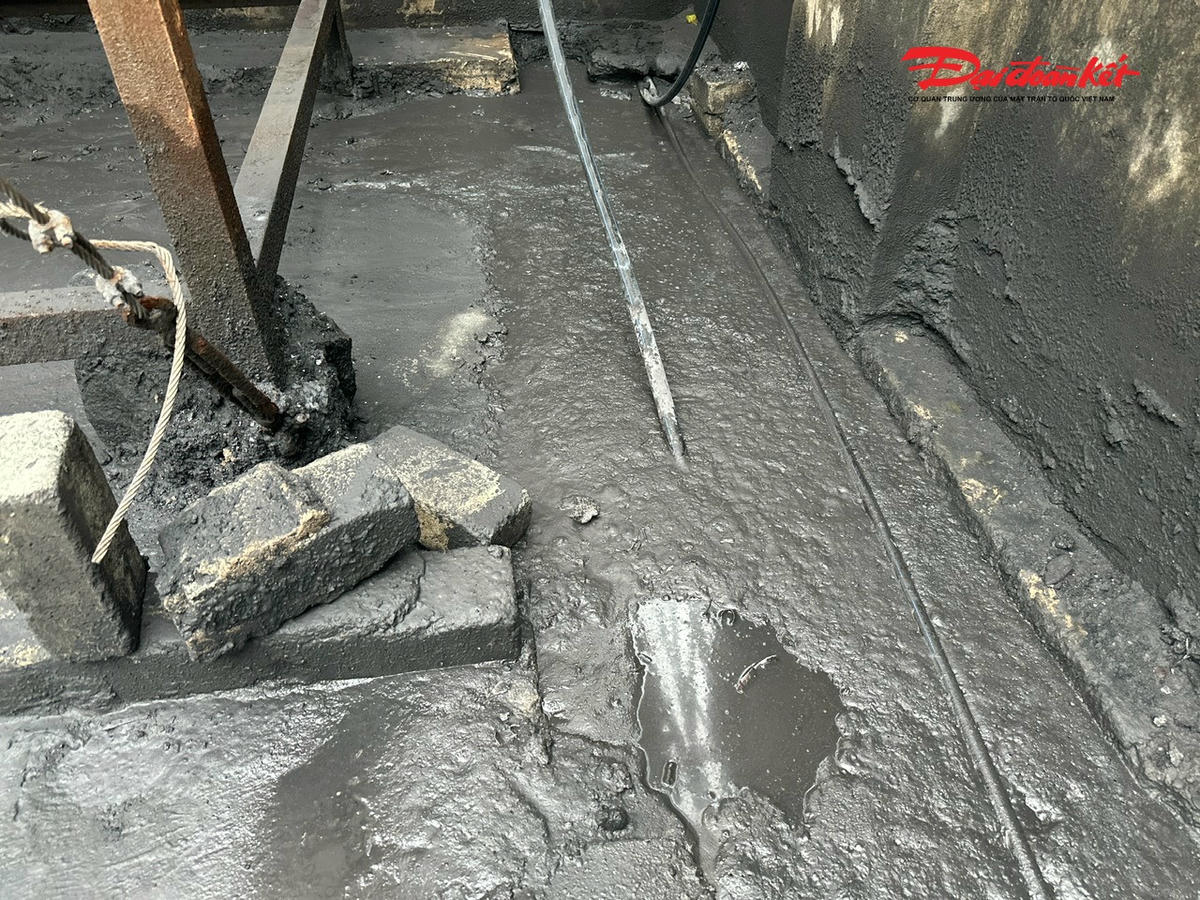 Một số điểm bên trong nhà xưởng chứa đầy chất thải chứa dầu nhờn, chất bẩn. Ảnh: Hạnh Nguyên.