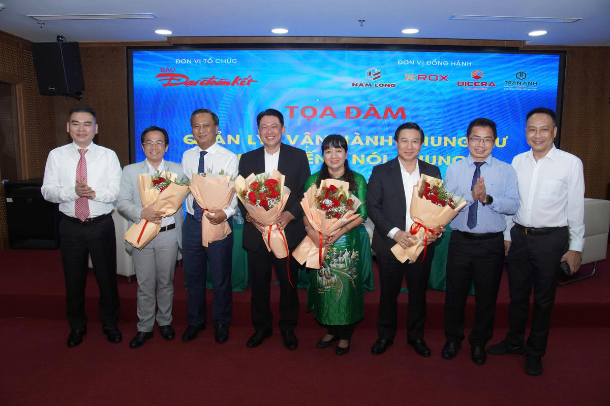 Phó Tổng Biên tập Báo Đại đoàn kết Trần Bảo Trung và lãnh đạo Ban Đại diện Báo Đại đoàn kết tại TP Hồ Chí Minh tặng hoa cảm ơn các diễn giả tham gia tọa đàm.