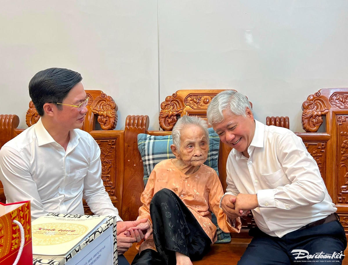 Chủ tịch UBTƯ MTTQ Việt Nam Đỗ Văn Chiến và Chủ tịch Uỷ ban MTTQ Việt Nam TP Hải Phòng ân cần hỏi thăm sức khỏe và đời sống của Mẹ Việt Nam Anh hùng Nguyễn Thị Dấng (phường Kiến An, TP Hải Phòng). Ảnh: Phương Thanh.