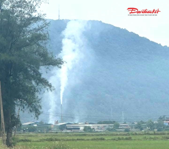 Người dân ghi lại cảnh khói bốc lên từ xưởng tái chế nhôm của Công ty TNHH Aluminium Thuận Phát. Ảnh: HL.