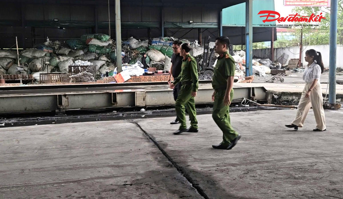 Tổ kiểm tra khảo sát thực tế tại xưởng tái chế nhôm của Công ty TNHH Aluminium Thuận Phát. Ảnh: Cẩm Kỳ.