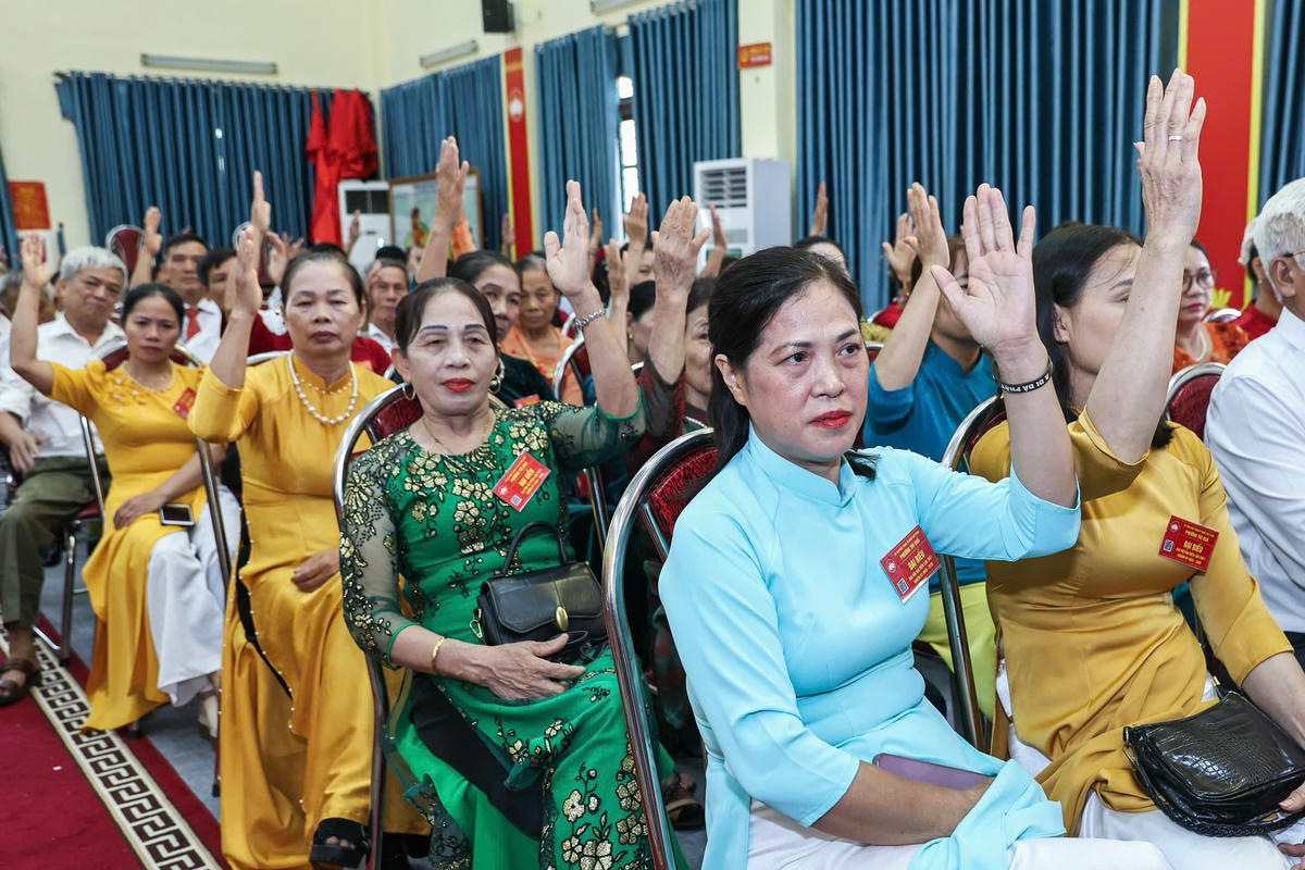 Các đại biểu tiến hành biểu quyết tại Đại hội. Ảnh: Quang Vinh.