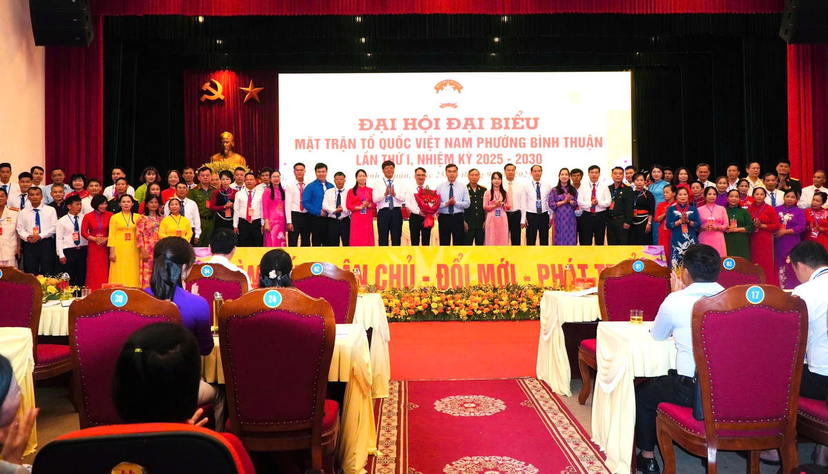 Ủy ban MTTQ Việt Nam phường Bình Thuận nhiệm kỳ 2025-2030 ra mắt Đại hội.