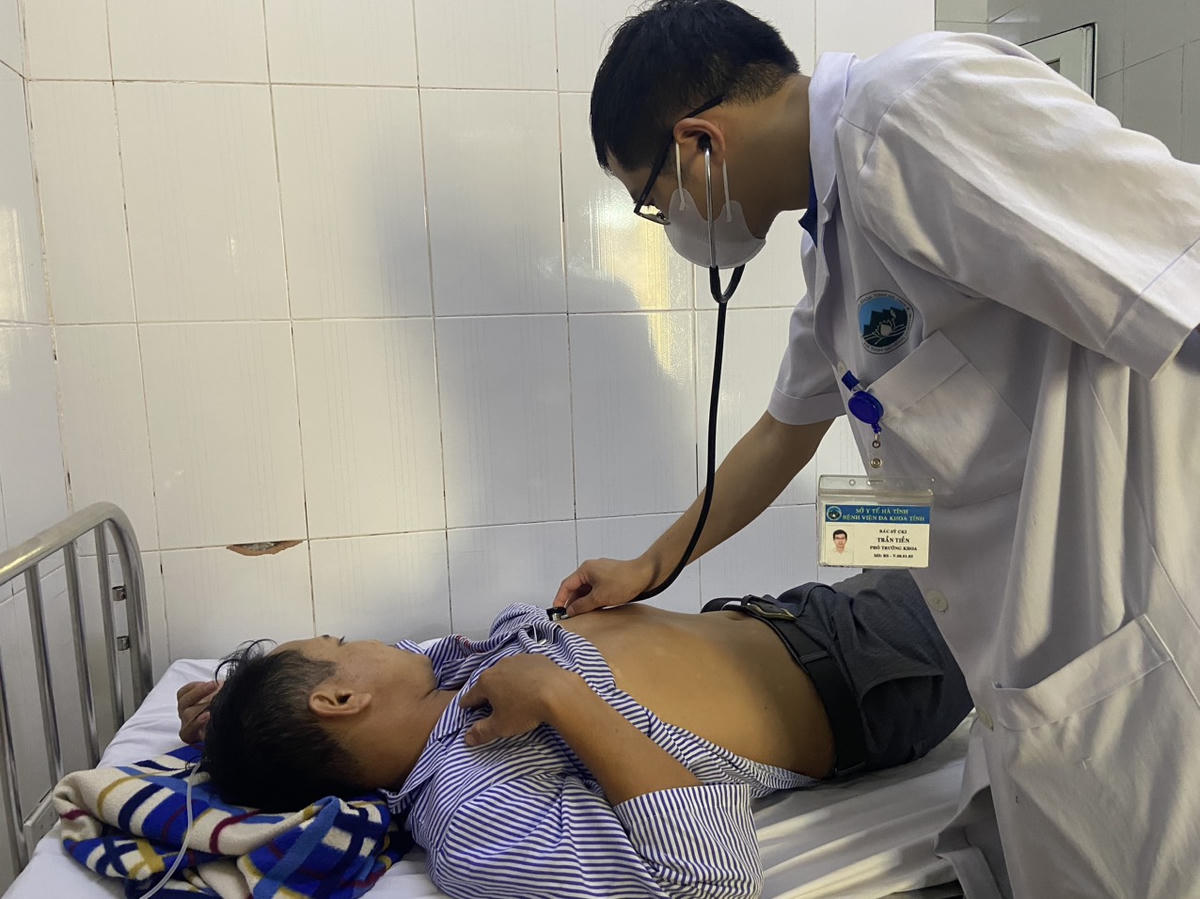 Chăm sóc, điều trị bệnh nhân COPD. Ảnh: BV TTH Hà Tĩnh.