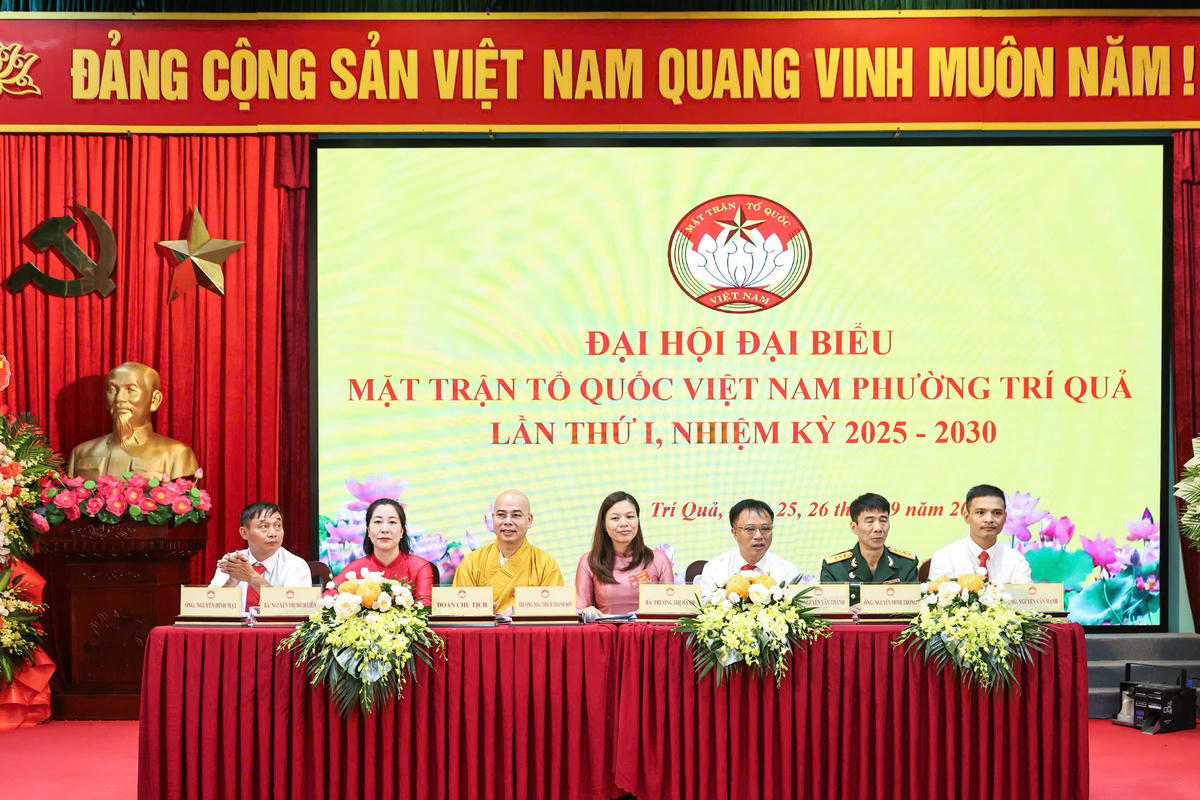 Đoàn Chủ tịch điều hành đại hội. Ảnh Quang Vinh