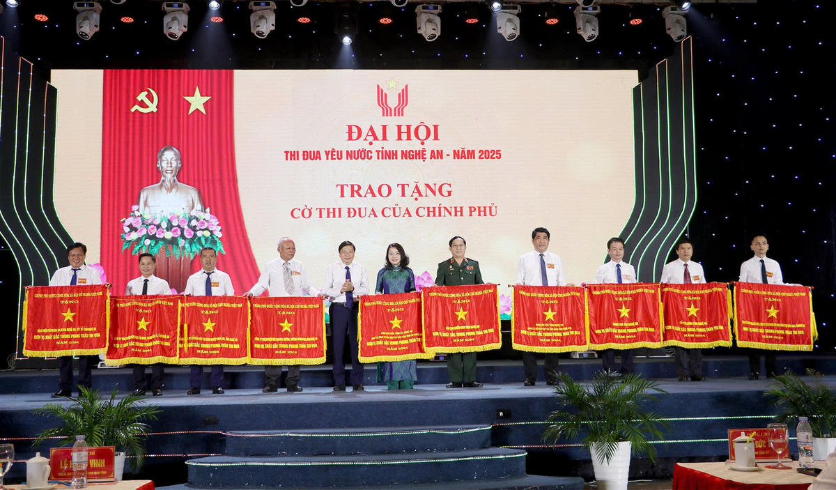 Trước đó, vào tối ngày 25/9, tỉnh Nghệ An đã tôn vinh, giao lưu các điển hình thi đua yêu nước với chủ đề: “Thi đua và khát vọng trong kỷ nguyên mới” và trao tặng Cờ thi đua của Chính phủ cho 10 tập thể. Ảnh: ĐB