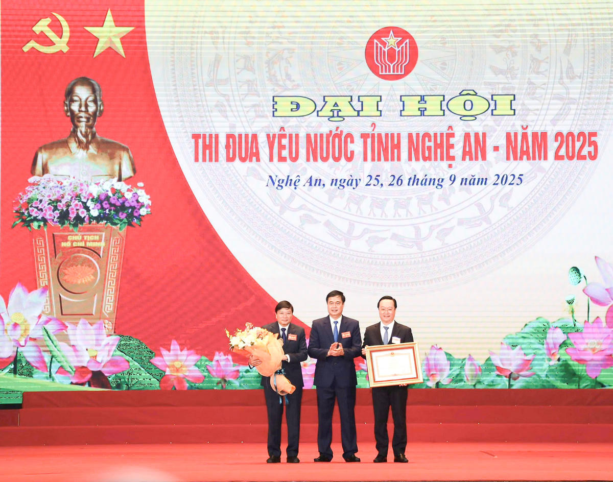 Thừa ủy quyền của Thủ tướng Chính phủ, ông Phạm Huy Giang - Ủy viên Thường trực Hội đồng Thi đua khen thưởng Trung ương, Trưởng Ban Thi đua - Khen thưởng Trung ương trao Bằng khen Thủ tướng tặng Nhân dân và cán bộ tỉnh Nghệ An. Ảnh: ĐB