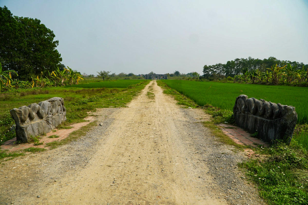 Trong ảnh là con đường Hoàng Gia, sẽ được tôn tạo với tổng chiều dài 615,7 m, tập trung vào phần đường bị khuyết thiếu, sụt lún, hư hại theo đúng quy mô của tuyến đường gốc Ảnh: Đình Minh