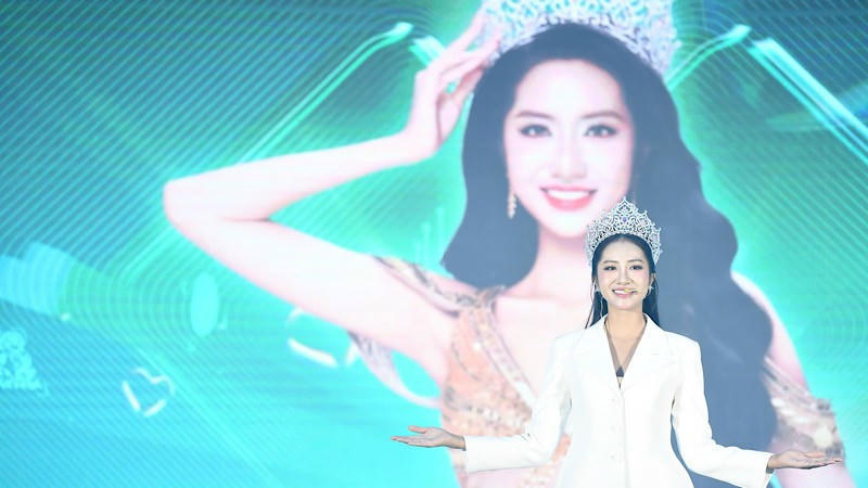 Hoa hậu Việt Nam 2024 Hà Trúc Linh, đảm nhiệm vai trò Đại sứ Ngày Thẻ Việt Nam 2025. Ảnh: Báo TP.