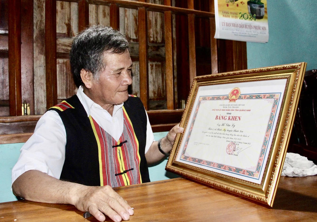 Già Hồ Văn Ly không chỉ giỏi làm kinh tế, còn là người có uy tín mẫu mực trong cộng đồng người Giẻ Triêng ở vùng cao Phước Năng.