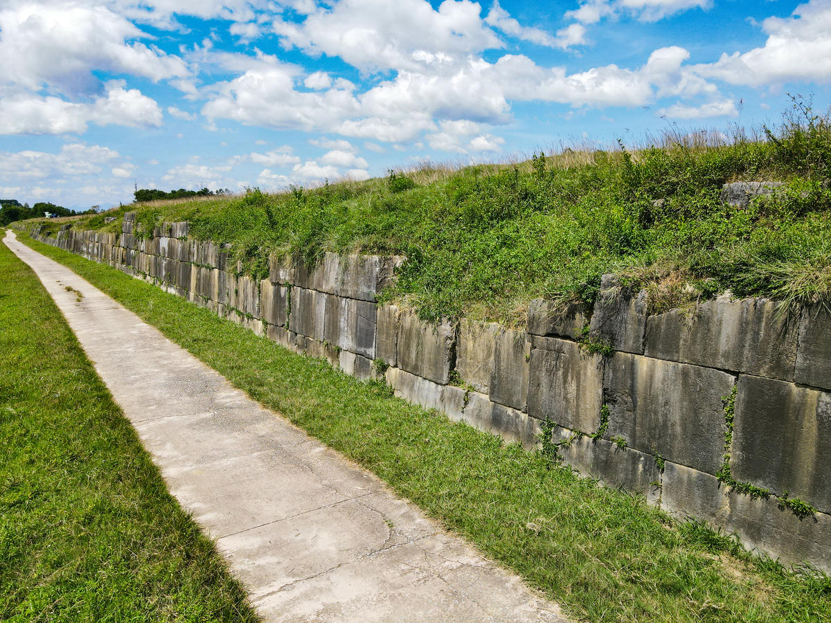 Hào thành phía Nam, có chiều dài 1.448m sẽ được tu bổ, phục hồi toàn bộ theo đúng quy mô, tuyến hướng của hào thành gốc với bề rộng đáy 47,9m, bề rộng mặt trên là 55m... Ảnh: Đình Minh