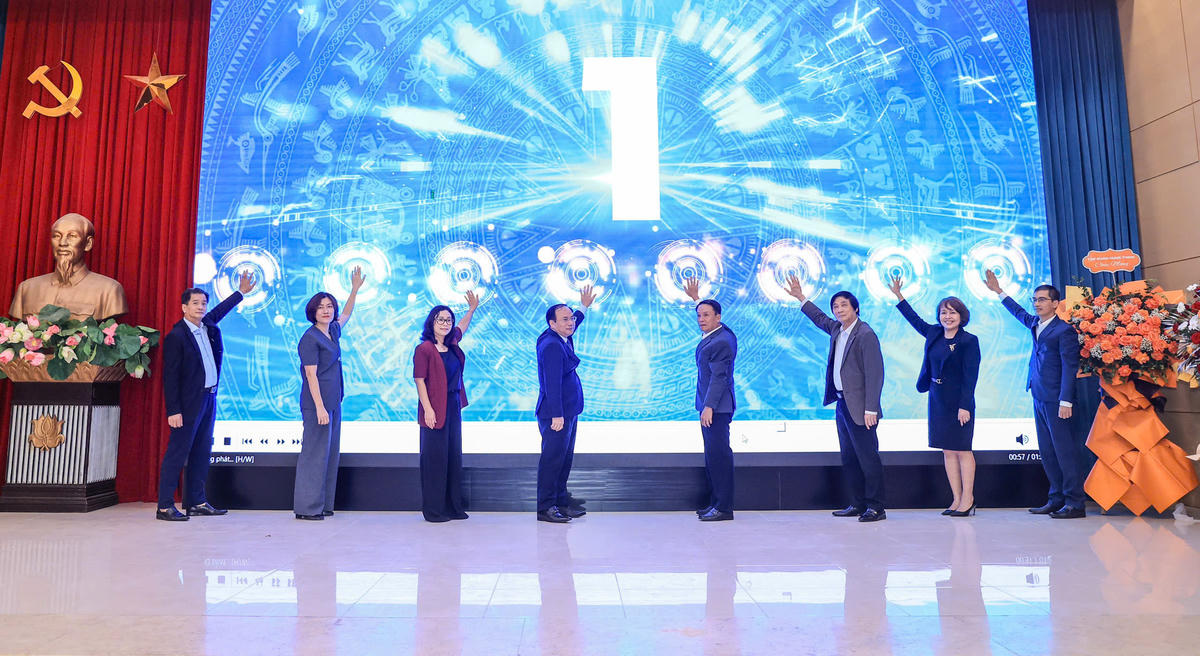 Các đại biểu, khách mời thực hiện nghi thức ra mắt chuyên trang Bất động sản.