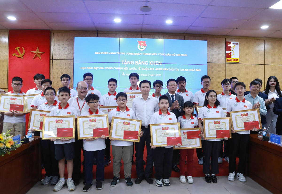 Ban Tổ chức tặng bằng khen cho các học sinh đạt giải vòng Chung kết quốc tế cuộc thi AIMO năm 2025 tại Tokyo, Nhật Bản.