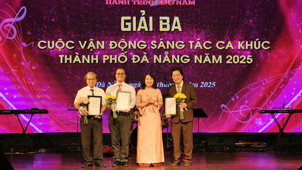 Các tác giả được trao giải ba. Ảnh: Nguyễn Tú.