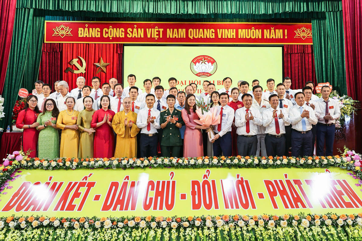 Phó Chủ tịch MTTQ tỉnh Bắc Ninh Nguyễn Văn Triển tặng hoa Ủy ban MTTQ Việt Nam phường Trí Quả  khóa I. Ảnh: Quang Vinh.