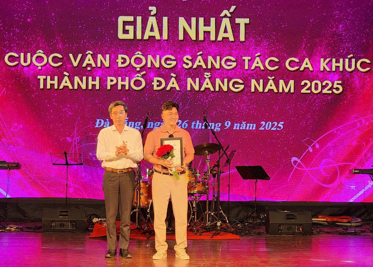 Ông Trần Chí Cường, Phó Chủ tịch UBND thành phố trao giải nhất. Ảnh: Nguyễn Tú.