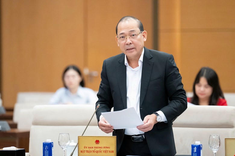 Phó Chủ tịch UBTƯ MTTQ Việt Nam Hoàng Công Thủy phát biểu tại phiên họp.