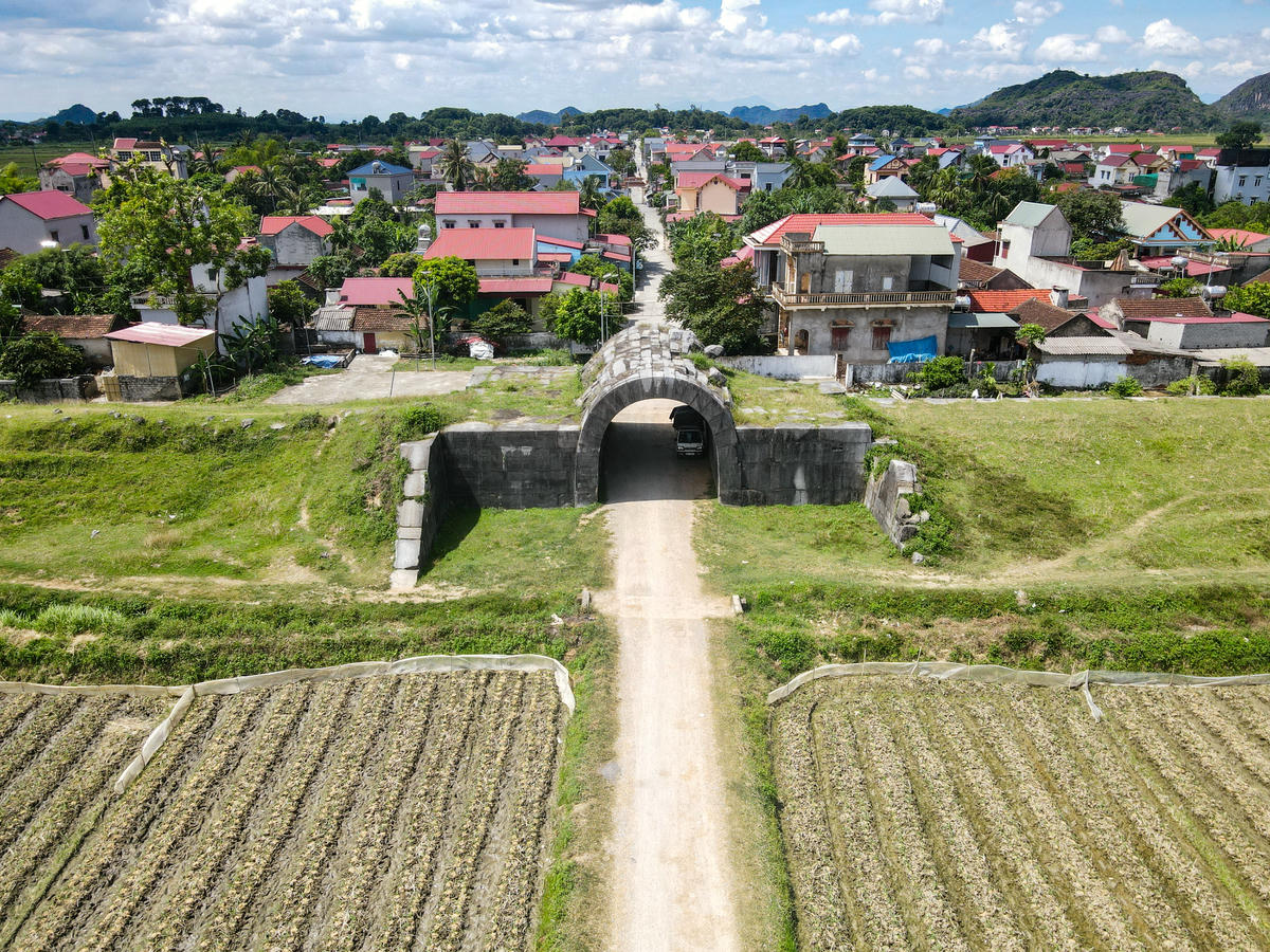 Giai đoạn 1, triển khai từ năm 2025 - 2027, sẽ thực hiện các hạng mục như: Khu trưng bày khảo cổ điện Hoàng Nguyên; tu bổ, phục hồi hào thành phía Nam (gồm cả vệ thành); tu bổ, phục hồi con đường Hoàng Gia; tu bổ, chống thấm cổng Nam; làm đường giao thông nội bộ; cây xanh cảnh quan, điện chiếu sáng và hạ tầng kỹ thuật... Ảnh: Đình Minh