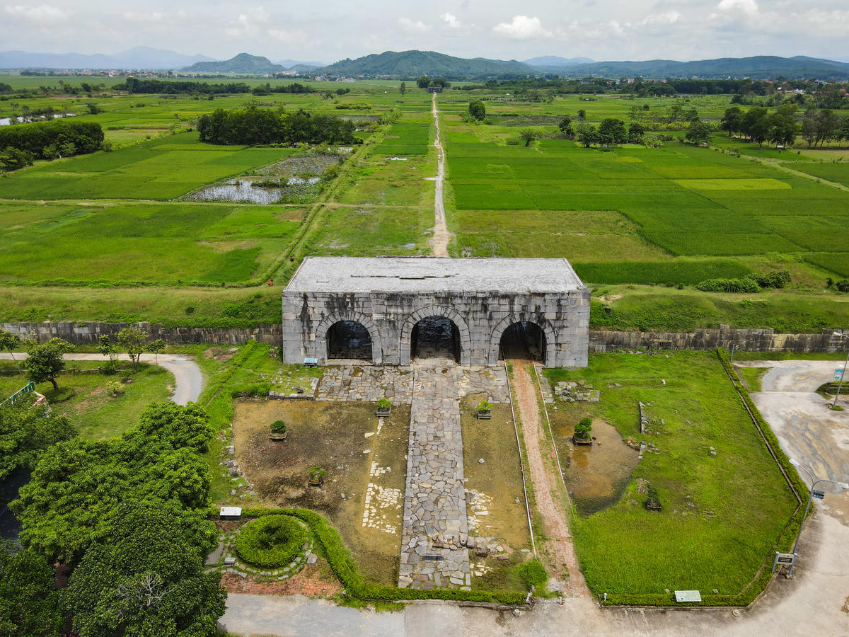 Tuy nhiên, sau hơn 600 tồn tại, thành nhà Hồ đang đứng trước nhiều thách thức về tình trạng xuống cấp, áp lực du lịch và hạ tầng, đòi hỏi các giải pháp bảo tồn mạnh mẽ. Trong ảnh là cổng Nam (cổng chính) của thành nhà Hồ. Ảnh: Đình Minh