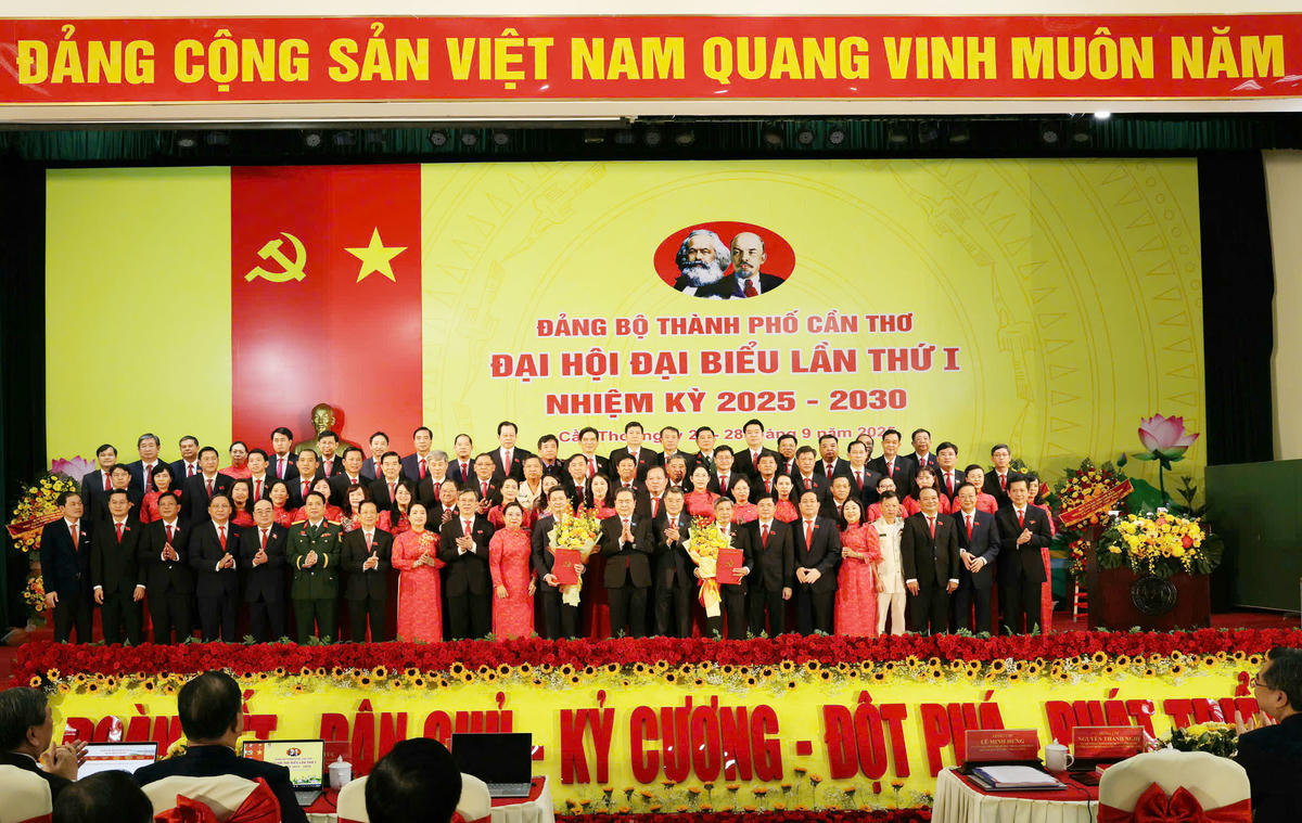 Ban Chấp hành Đảng bộ, Ban Thường vụ, Bí thư, Phó Bí thư Thành ủy Cần Thơ, nhiệm kỳ 2025 – 2030 gồm có 77 người ra mắt tại Đại hội. Ảnh Trung Kiên. 