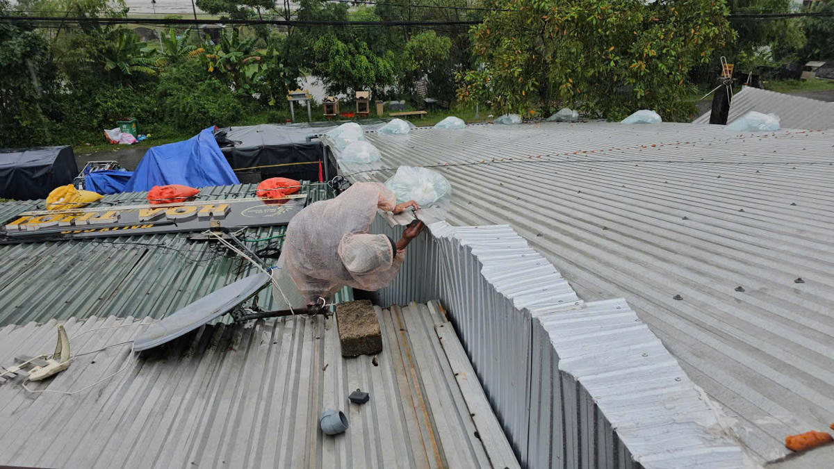 Anh Trần Văn Định (trú tại phường Dương Nỗ, thành phố Huế) cho biết, việc sử dụng túi nilon và nước để gia cố mái nhà ngoài việc chi phí thấp, còn giúp người dân thao tác nhanh, không gây nguy cơ làm thủng mái tôn như đá hoặc đất cát. Một khi chúng ta không cần nữa, chỉ việc xả nước là thu dọn ngay, rất tiện lợi. Ảnh: N.Q.