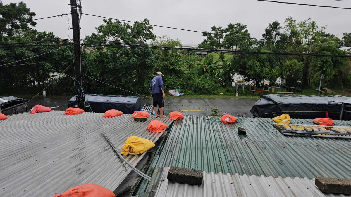 Để phòng, chống bão số 10, trong sáng 27/9, nhiều người dân tại thành phố Huế tiến hành việc gia cố, chằng chống nhà cửa trước khi bão đổ bộ. Ảnh: N.Q.