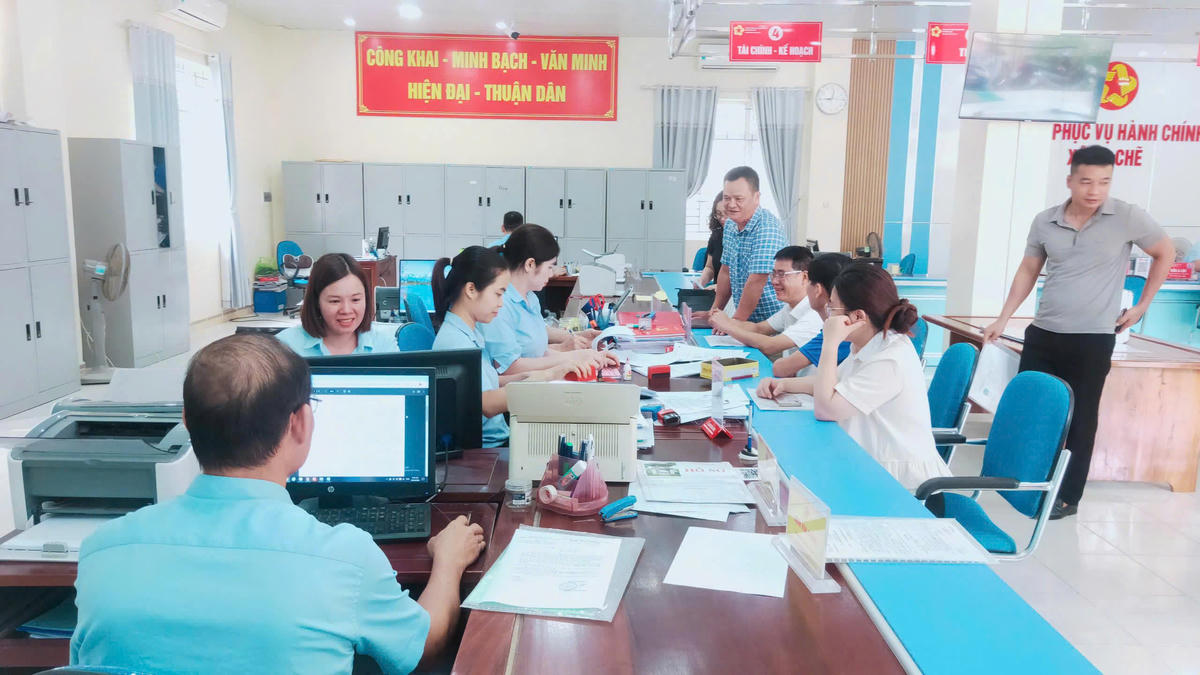 Người dân làm thủ tục hành chính tại xã Ba Chẽ (tỉnh Quảng Ninh). Ảnh: Nguyễn Qúy.