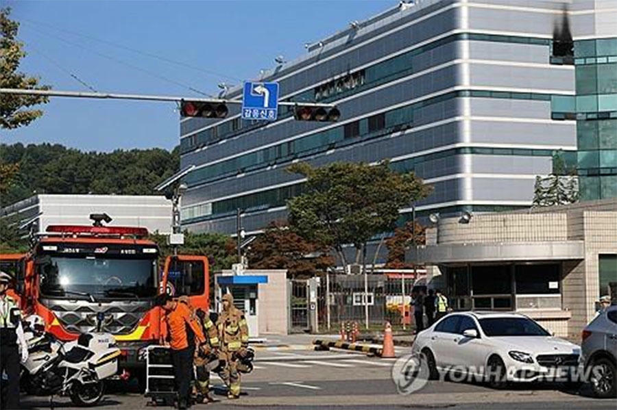 Cảnh sát cứu hỏa có mặt tại hiện trường vụ hỏa hoạn, Cơ quan Thông tin Tài nguyên Quốc gia ở thành phố trung tâm Daejeon. Ảnh: Yonhap.