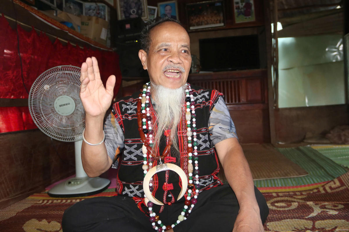 Già làng Clâu Nhím - con người tài hoa của núi rừng Đông Giang. Ảnh: Tấn Thành
