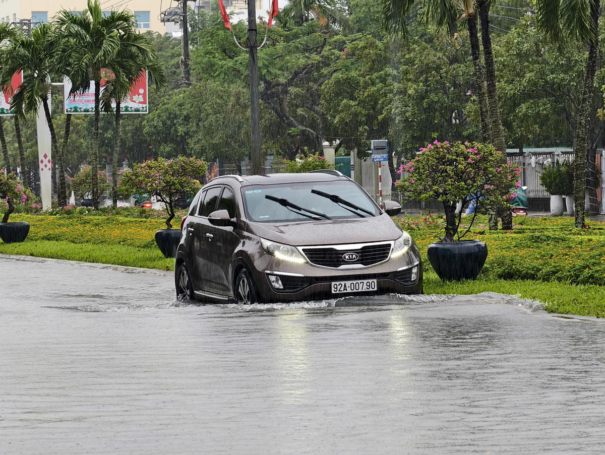 Mưa lớn một số tuyến đường phường Tam Kỳ ngập nước. Ảnh: Chí Đại.