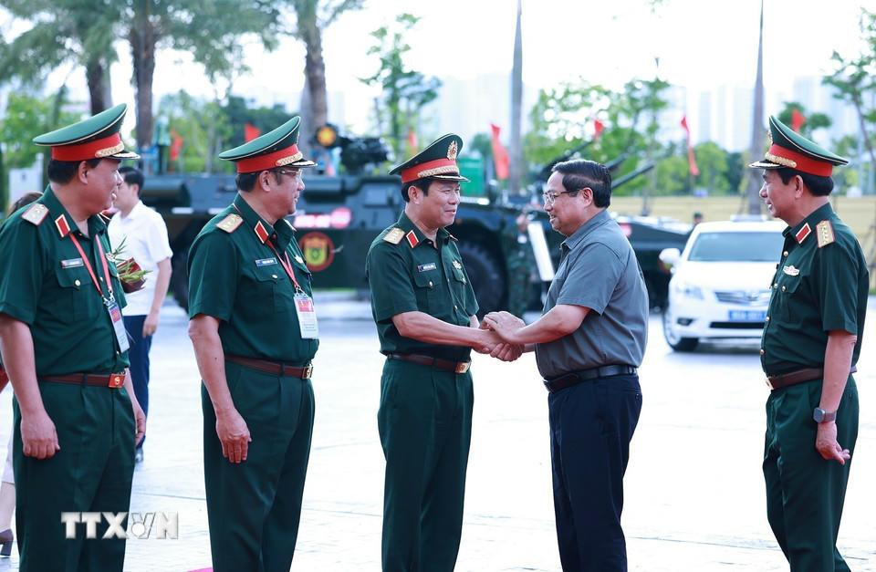 Thủ tướng Phạm Minh Chính với lãnh đạo Bộ Quốc phòng.(Ảnh: Dương Giang/TTXVN)