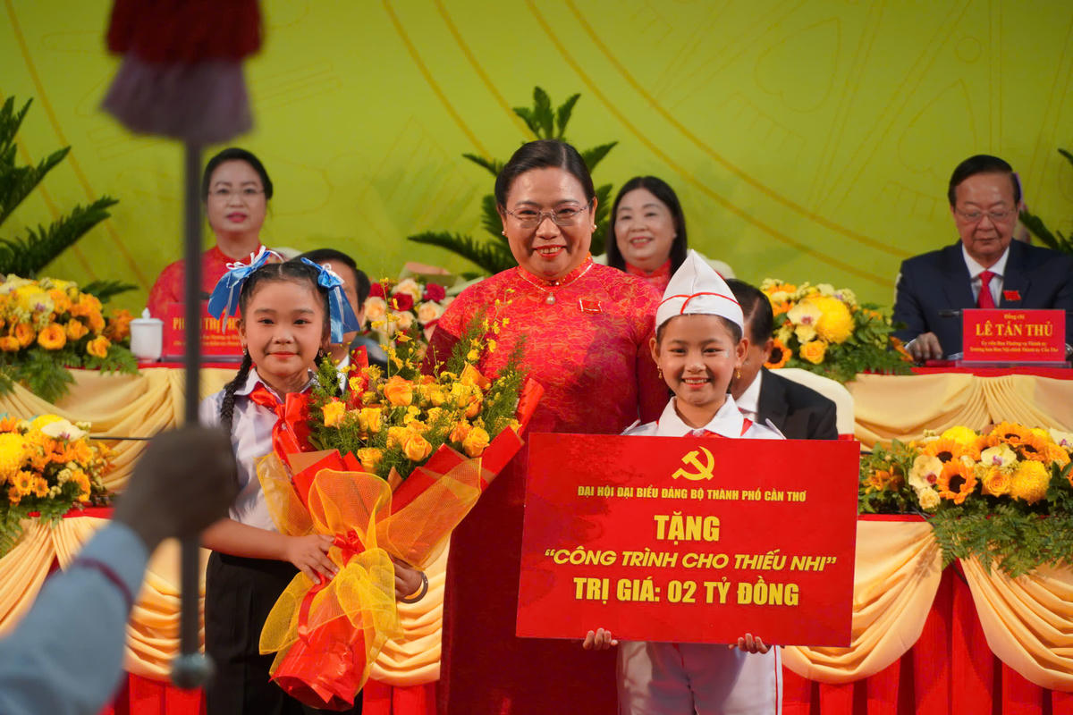 Phó Bí thư Thành ủy, Chủ tịch Uỷ ban MTTQ Việt Nam TP Cần Thơ Hồ Thị Cẩm Đào đại diện trao bảng tượng trưng 2 tỷ đồng thực hiện các công trình cho thiếu nhi TP Cần Thơ. Ảnh Trung Kiên.