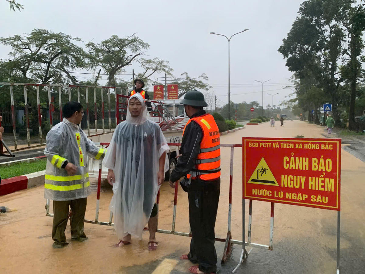 Lực lượng chức năng đặt biển cảnh báo nguy hiểm tại nhiều tuyến đường ngập sâu. Ảnh: CACC.