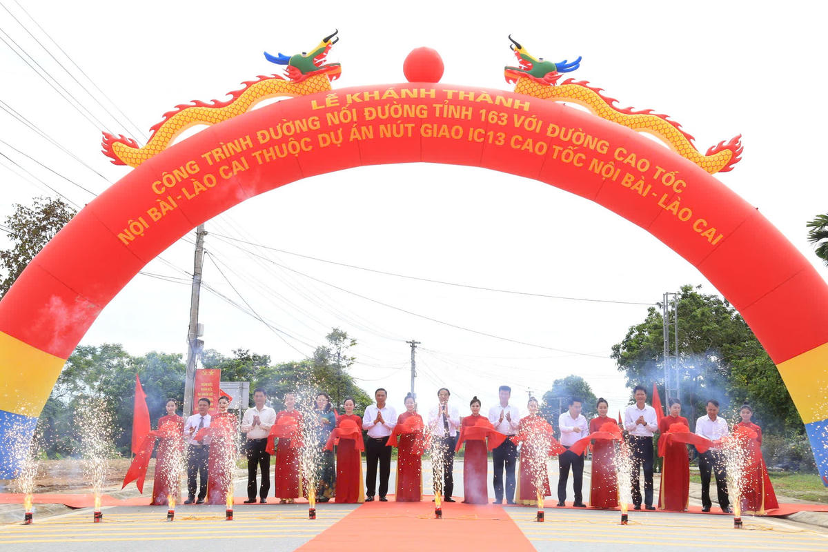 Bí thư Tỉnh ủy Lào Cai Trịnh Xuân Trường cùng các đại biểu cắt băng khánh thành. Ảnh: Ngô Hùng.