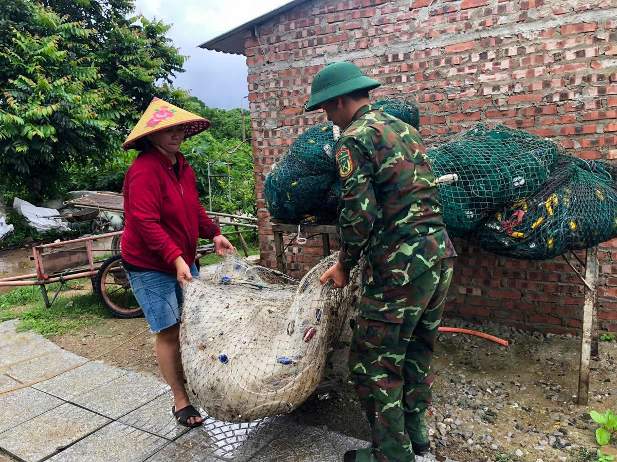 Cán bộ, chiến sĩ Ban Chỉ huy Phòng thủ Khu vực 3 - Vĩnh Linh
triển khai công tác ứng phó với bão số 10. QSQT.