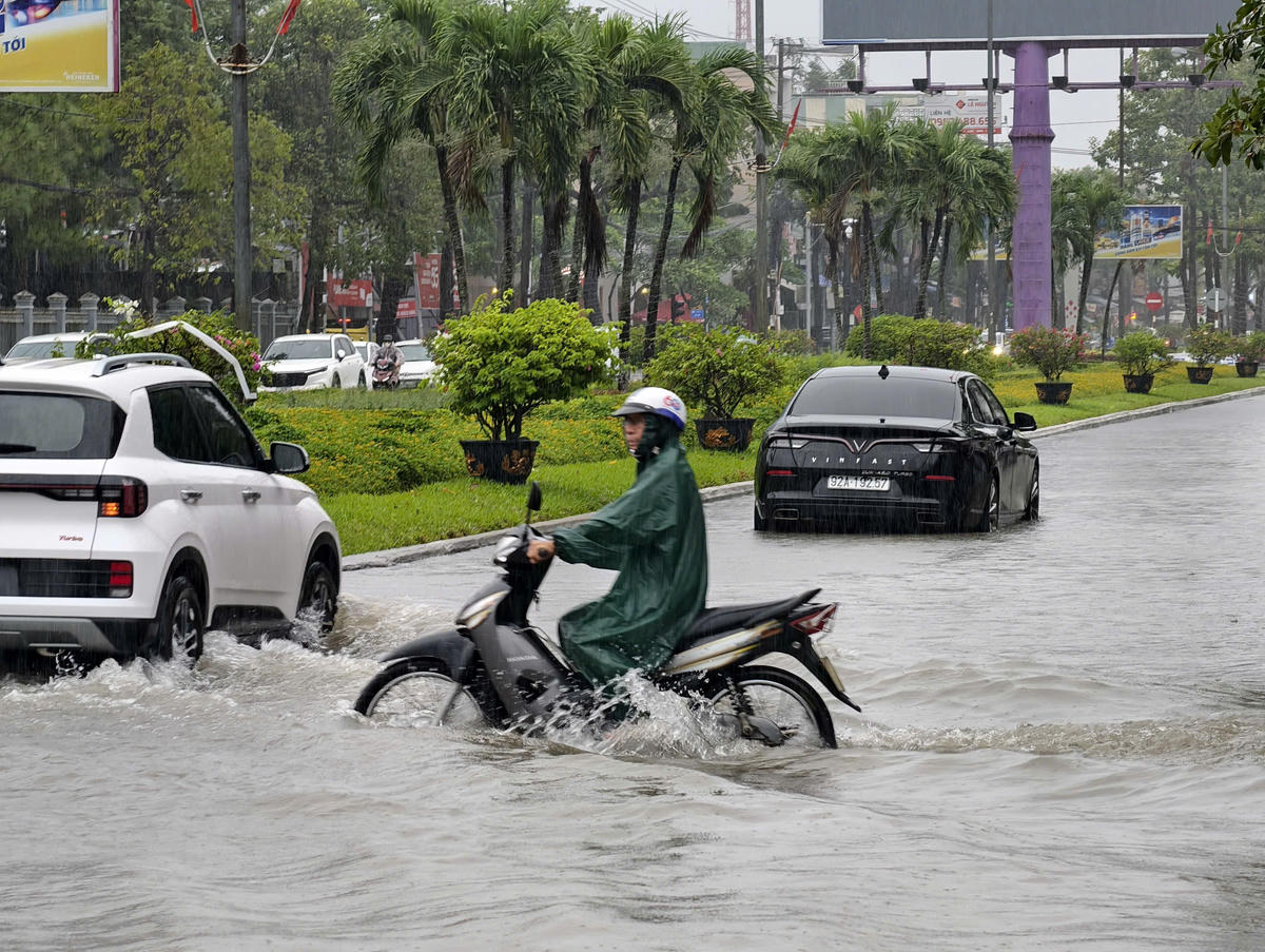 Mưa
lớn gây ngập nước một số tuyến đường phường Tam Kỳ, TP Đà Nẵng. Ảnh: Chí Đại.