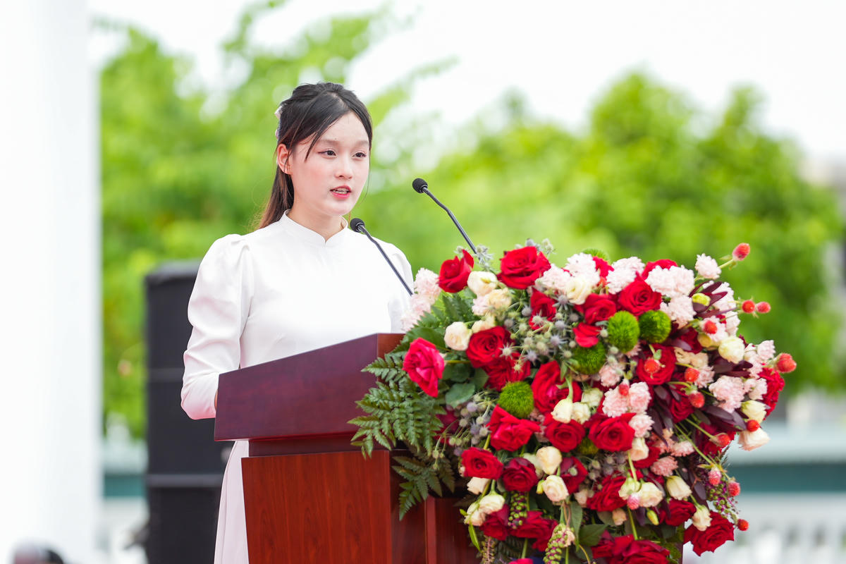 Em Bùi Thanh Thảo đại diện tân sinh viên phát biểu.