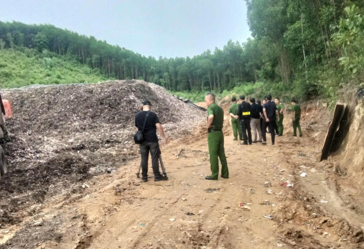 Lực lượng chức năng khám nghiệm hiện trường vụ đổ chất thải. Ảnh: VKSND
Đà Nẵng.

 