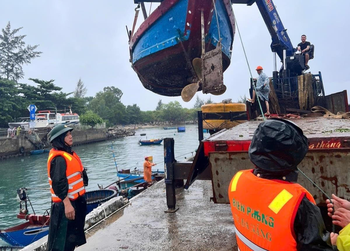 Lực lượng biên phòng di chuyển tàu thuyền tại công trình 15 phường Sơn Trà. Ảnh: Trúc Hà.