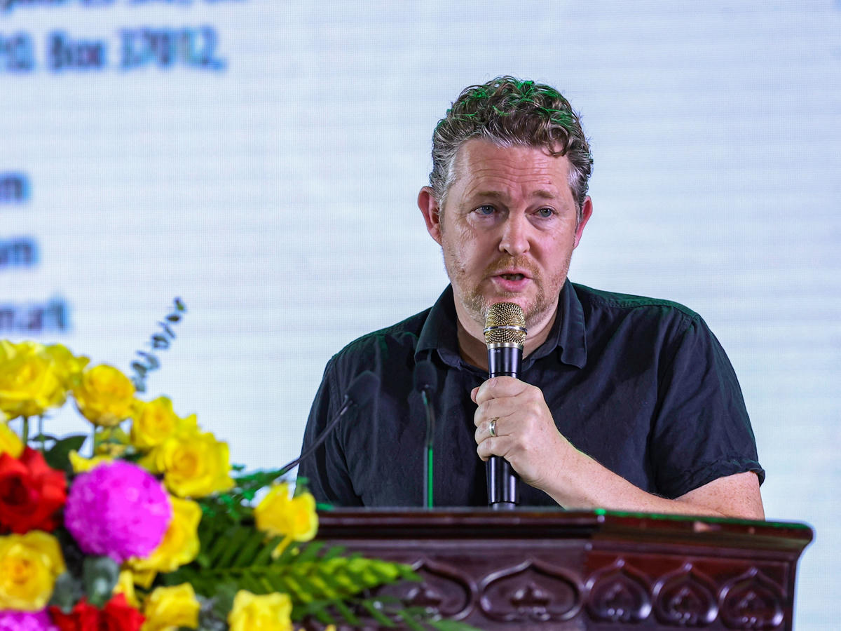 Tiến sĩ Christopher Mark Stimpson, thành viên tham gia dự án trình bày tham luận tại hội nghị. Ảnh: Đình Minh