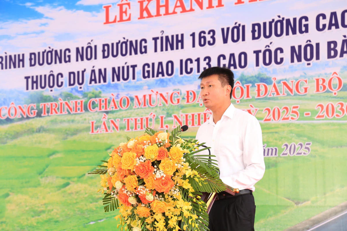 Chủ tịch UBND tỉnh Lào Cai Trần Huy Tuấn phát biểu tại buổi lễ. Ảnh: Ngô Hùng.