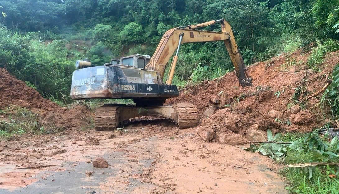 Khẩn trương khắc
phục các điểm sạt lở tuyến đường miền núi phía tây Quảng Ngãi. Ảnh: CV.