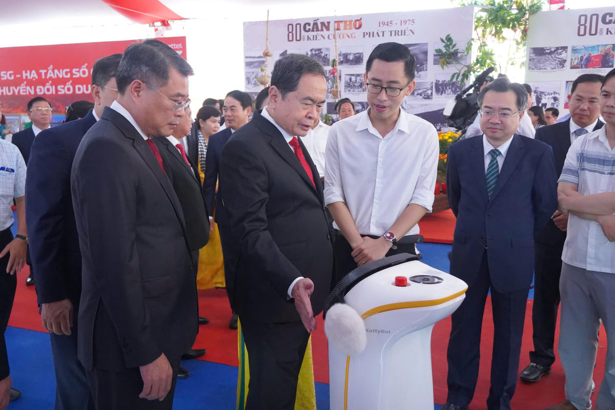 Chủ tịch Quốc hội Trần Thanh Mẫn tham quan các công nghệ mới sẽ và đang ứng dụng vào các hoạt động hành chính trên địa bàn TP Cần Thơ. Ảnh Trung Kiên.