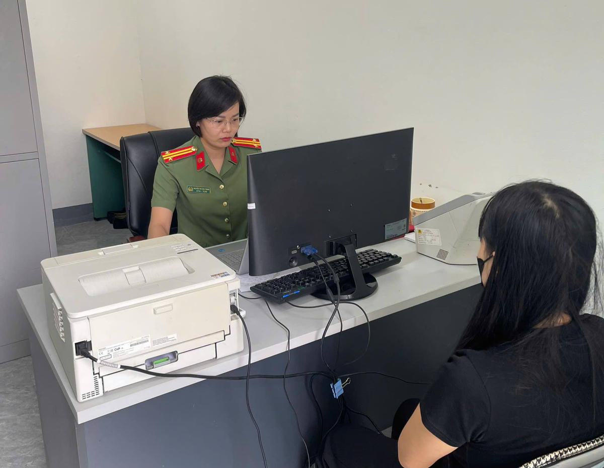 N. làm việc với lực lượng chức năng. Ảnh: Công an phường Cam Đường.