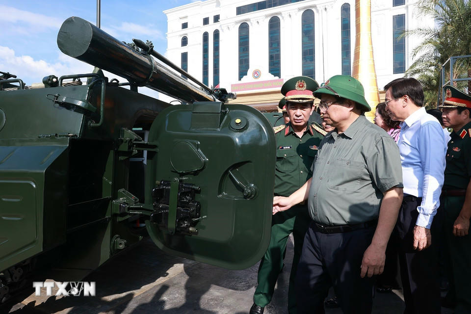 Thủ tướng Phạm Minh Chính tham quan sản phẩm Công nghiệp quốc phòng. (Ảnh: Dương Giang/TTXVN)