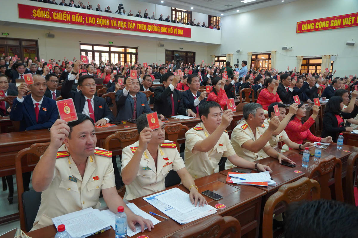 Các Đại biểu, biểu quyết thống nhất với một số nội dung tại Đại hội đại biểu Đảng bộ TP Cần Thơ lần thứ I, nhiệm kỳ 2025-2030. Ảnh Trung Kiên.