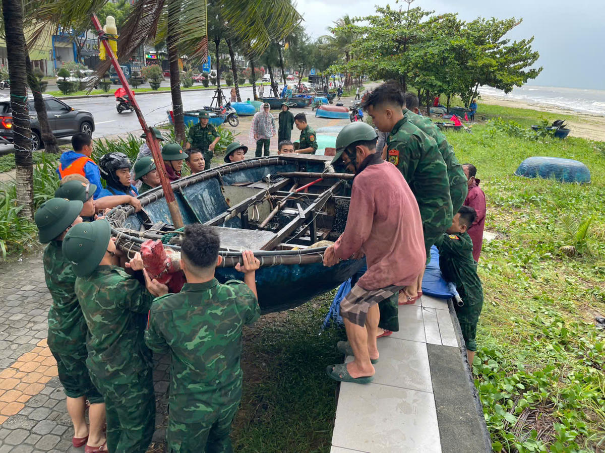 Người dân đưa tàu thuyền vào bờ trú tránh bão số 10. Ảnh: CV.

 