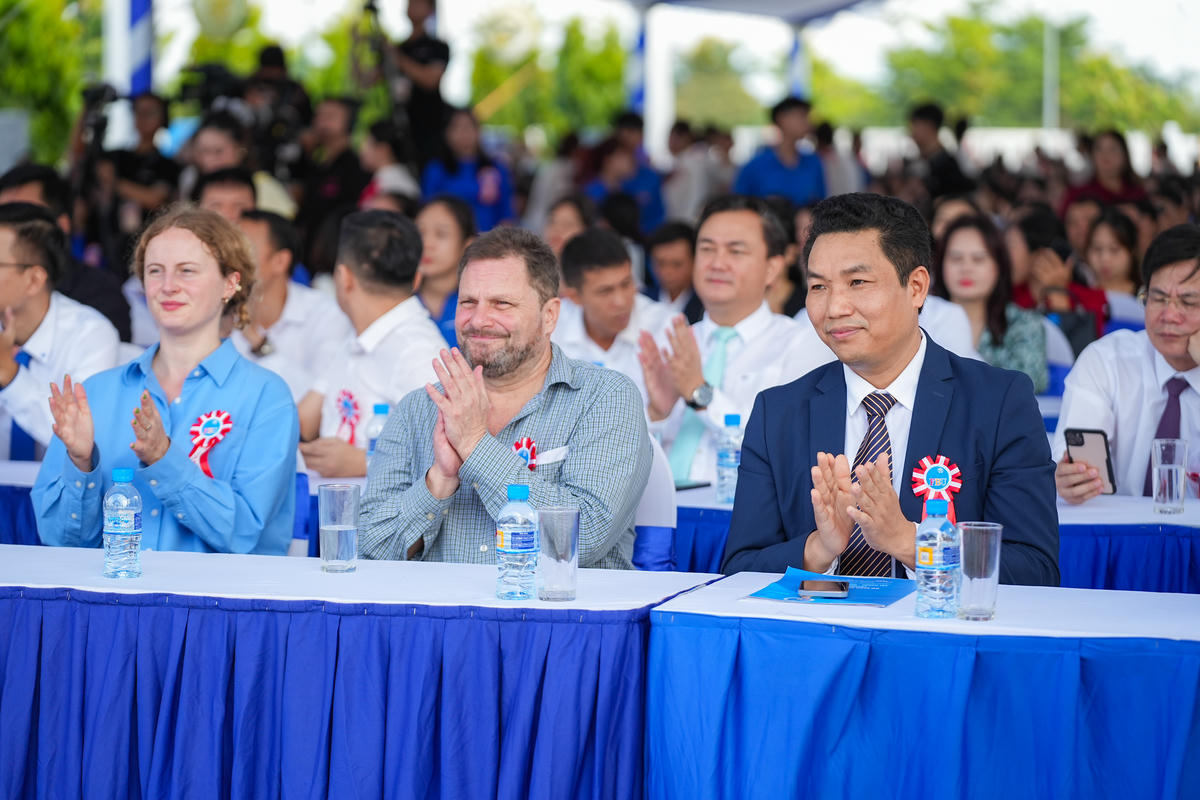 Các đại biểu tham dự lễ khai giảng.